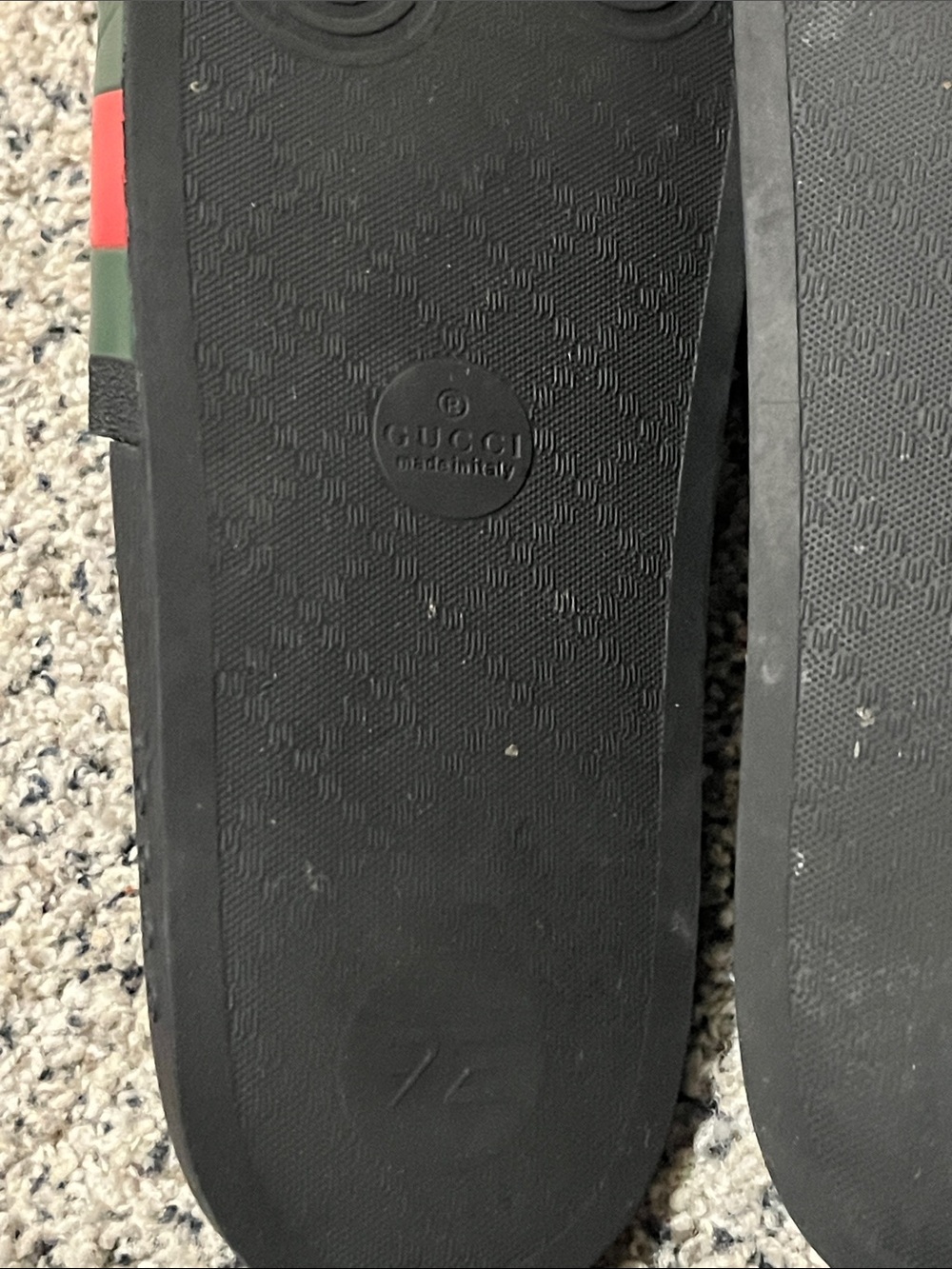 The Gucci Pursuit ‘72 Rubber Slide - Picture 5 of 8